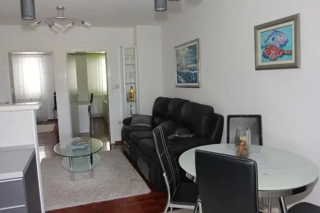 Ev (Three Bedroom Holiday Home with Pool)