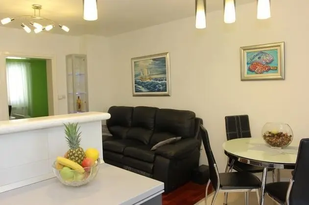 Ev (Three Bedroom Holiday Home with Pool)