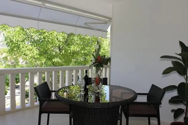 Ev (Three Bedroom Holiday Home with Pool)