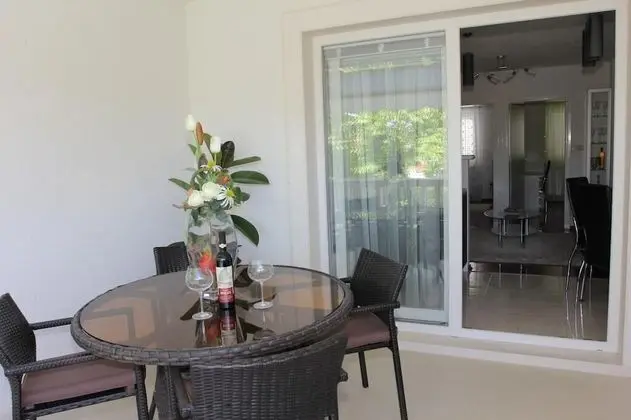 Ev (Three Bedroom Holiday Home with Pool)