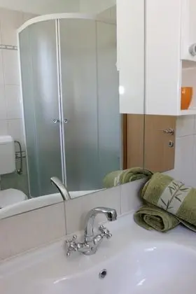 Ev (Three Bedroom Holiday Home with Pool)