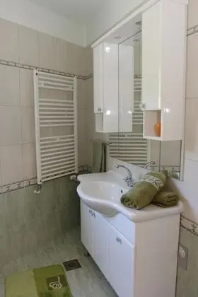 Ev (Three Bedroom Holiday Home with Pool)