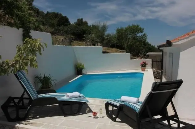 Ev (Three Bedroom Holiday Home with Pool)