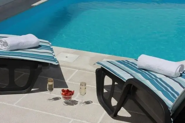 Ev (Three Bedroom Holiday Home with Pool)