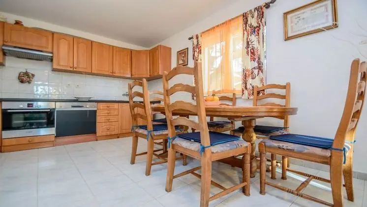 Traditional Ev, Plaj Kenarı