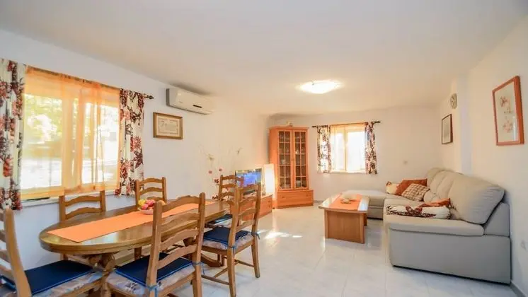 Traditional Ev, Plaj Kenarı