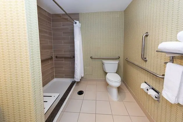 Standard Oda, 2 Büyük (Queen) Boy Yatak, Engellilere Uygun (Communications, Roll-In Shower)