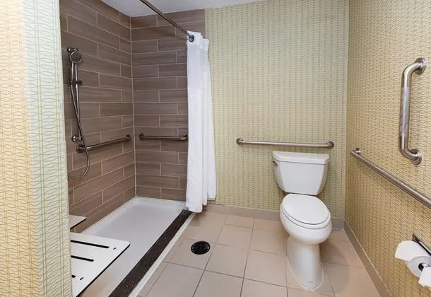 Standard Oda, 2 Büyük (Queen) Boy Yatak, Engellilere Uygun (Communications, Roll-In Shower)
