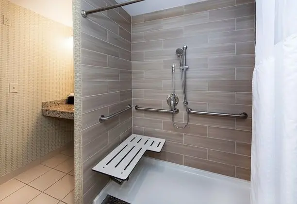 Standard Oda, 2 Büyük (Queen) Boy Yatak, Engellilere Uygun (Communications, Roll-In Shower)