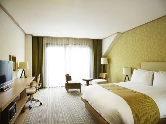 Standard Room, 1 Queen Bed (Slope View) - Breakfast inclusive option is for 2 guests