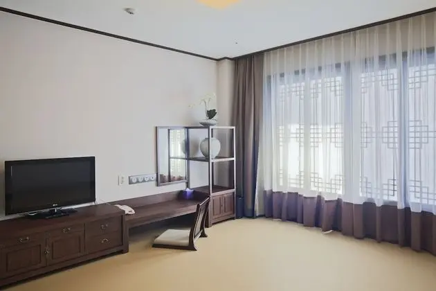 Standard Room with futon - Breakfast inclusive option is for 2 guests