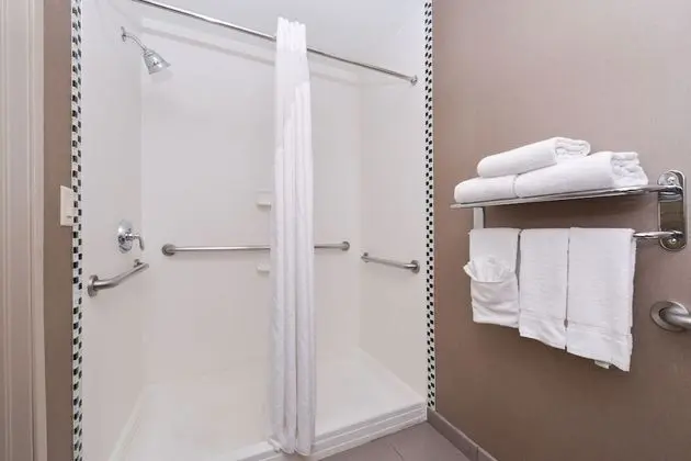 Süit, 1 En Büyük (King) Boy Yatak, Engellilere Uygun (Accessible Tub)