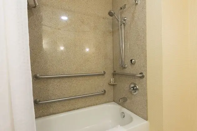 Standard Oda, 1 En Büyük (King) Boy Yatak, Engellilere Uygun (Accessible Tub)