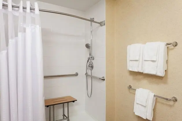 Standard Oda, 1 En Büyük (King) Boy Yatak, Engellilere Uygun (Comms Accessible. Roll-In Shower)