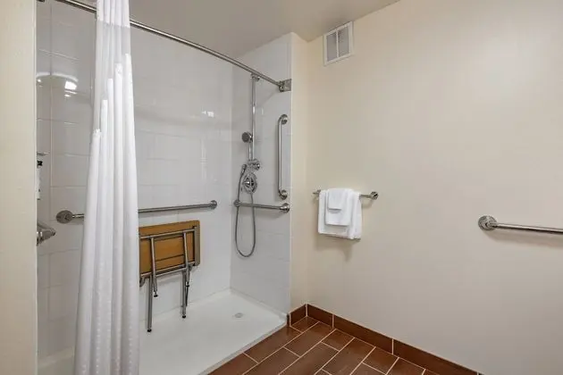 Standard Oda, 1 En Büyük (King) Boy Yatak, Engellilere Uygun (Comms Accessible. Roll-In Shower)