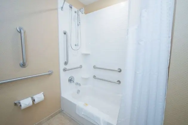 Standard Oda, 2 Büyük (Queen) Boy Yatak, Engellilere Uygun (Communications, Accessible Tub)