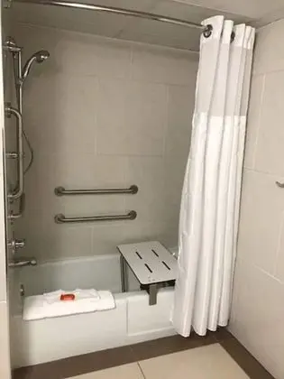 Standard Oda, 1 En Büyük (King) Boy Yatak, Engellilere Uygun (Accessible Tub)