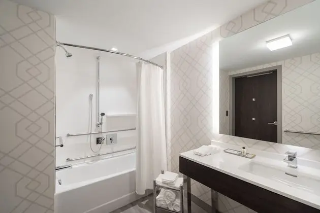 Standard Oda, 1 En Büyük (King) Boy Yatak, Engellilere Uygun (Communications, Accessible Tub)
