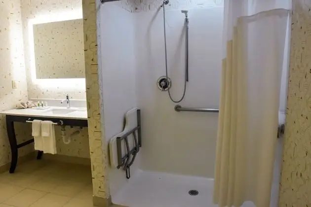 Standard Oda, 1 En Büyük (King) Boy Yatak, Engellilere Uygun (Comms Accessible. Roll-In Shower)