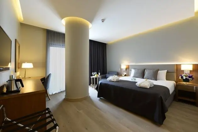 Premium Oda, 1 Büyük (Queen) Boy Yatak ve Çekyat, Sigara İçilebilir