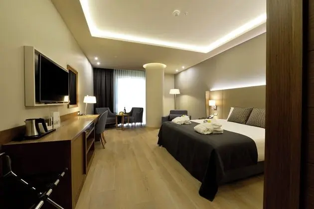 Premium Oda, 1 Büyük (Queen) Boy Yatak ve Çekyat, Sigara İçilebilir