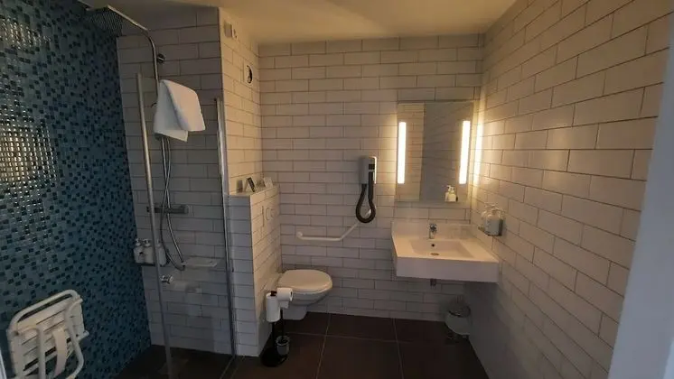 Standard Oda, 1 Büyük (Queen) Boy Yatak, Engellilere Uygun (Wheelchair)