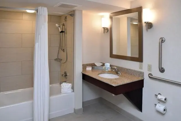 Standard Oda, 1 Büyük (Queen) Boy Yatak, Engellilere Uygun (Mobility, Transfer Shower)