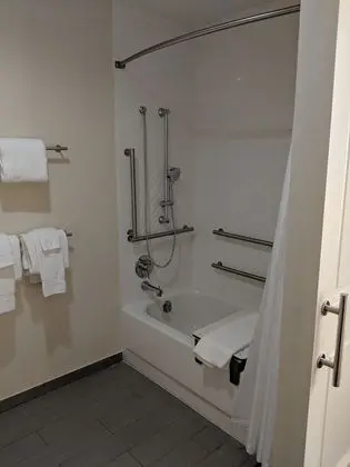 Standard Oda, 1 En Büyük (King) Boy Yatak, Engellilere Uygun (Communications, Accessible Tub)