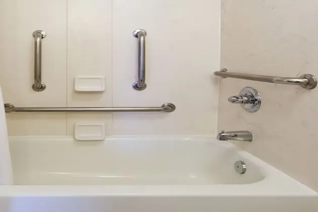 Standard Oda, 1 En Büyük (King) Boy Yatak, Engellilere Uygun (Communications, Accessible Tub)