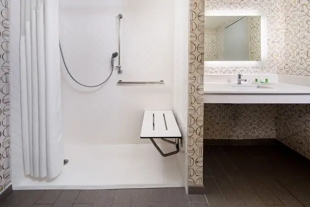 Standard Oda, 1 Büyük (Queen) Boy Yatak, Engellilere Uygun (Mobility Roll-In Shower)