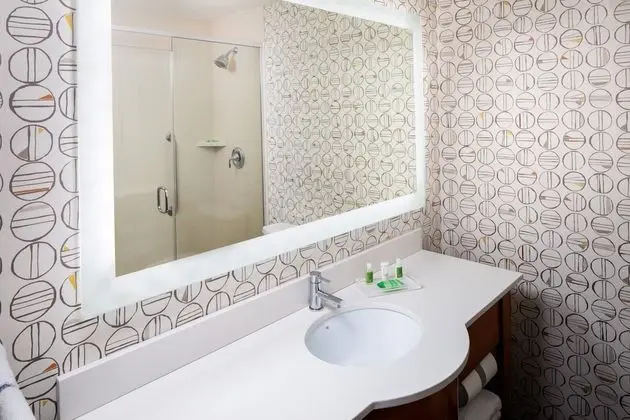 Standard Oda, 1 Büyük (Queen) Boy Yatak, Engellilere Uygun (Mobility Roll-In Shower)