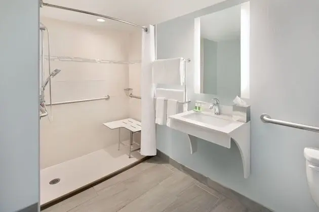 Standard Oda, Birden Çok Yatak, Engellilere Uygun (Mobility Roll-In Shower)