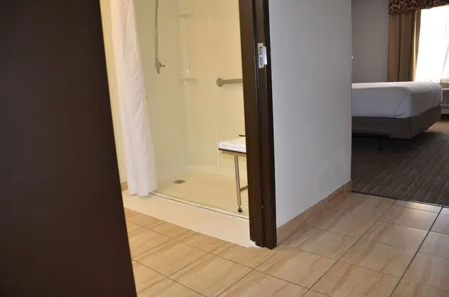 Oda, 1 Büyük (Queen) Boy Yatak, Engellilere Uygun, Sigara İçilmez (Roll-in Shower)