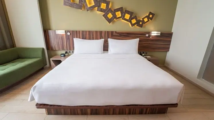 Standard Oda, 1 En Büyük (King) Boy Yatak, Sigara İçilebilir, Havuz Manzaralı (Bathtub)