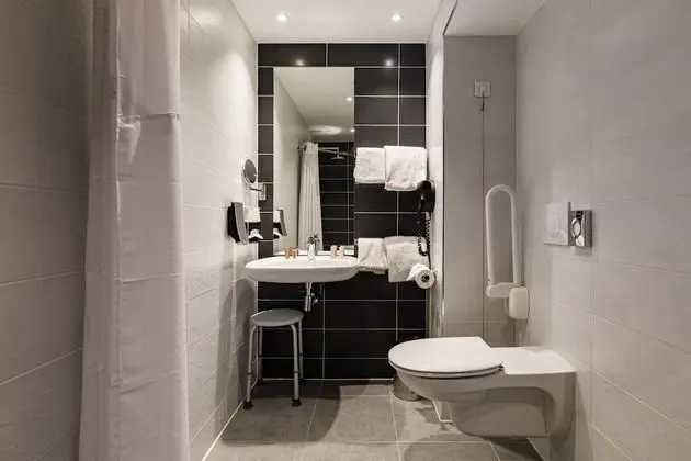 Engellilere uygun banyo