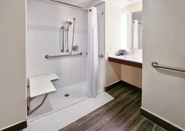 Standard Oda, 2 Büyük (Queen) Boy Yatak, Engellilere Uygun (Roll-In Shower)