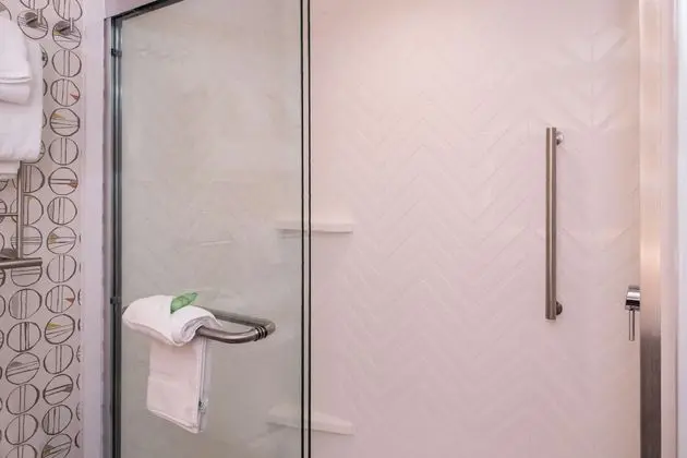 Oda, 1 En Büyük (King) Boy Yatak, Engellilere Uygun (Communication, Mobil Roll-In Shower)