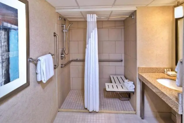 Oda, 1 En Büyük (King) Boy Yatak, Engellilere Uygun (Communication, Mobil Roll-In Shower)