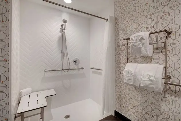 Oda, 1 En Büyük (King) Boy Yatak, Engellilere Uygun (Communication, Mobil Roll-In Shower)