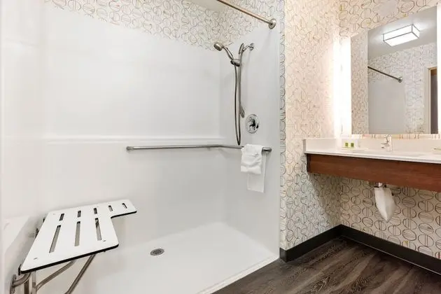 Standard Oda, 2 Büyük (Queen) Boy Yatak, Engellilere Uygun (Communication, Accessible Tub)