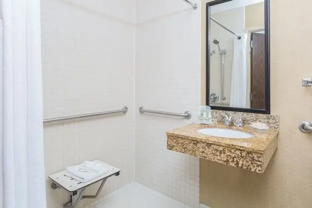 Standard Oda, 2 Büyük (Queen) Boy Yatak, Engellilere Uygun (Comms Accessible. Roll-In Shower)