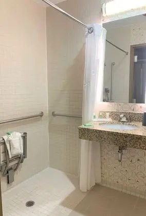 Standard Oda, 2 Büyük (Queen) Boy Yatak, Engellilere Uygun (Comms Accessible. Roll-In Shower)