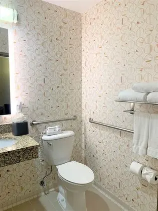 Standard Oda, 2 Büyük (Queen) Boy Yatak, Engellilere Uygun (Comms Accessible. Roll-In Shower)