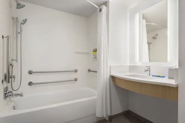 Standard Oda, 2 Büyük (Queen) Boy Yatak, Engellilere Uygun (Mobility Tub)