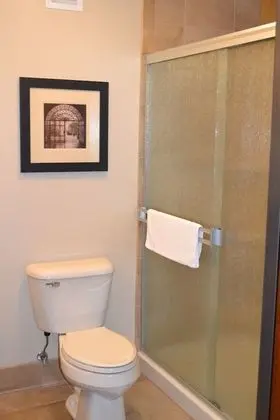 Standard Oda, 2 Büyük (Queen) Boy Yatak (Bath/Shower Combination)