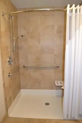 Süit, 2 Büyük (Queen) Boy Yatak, Engellilere Uygun (Comms Accessible. Roll-In Shower)