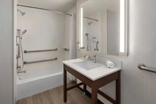 Standard Oda, 1 Büyük (Queen) Boy Yatak, Engellilere Uygun (Communication, Accessible Tub)