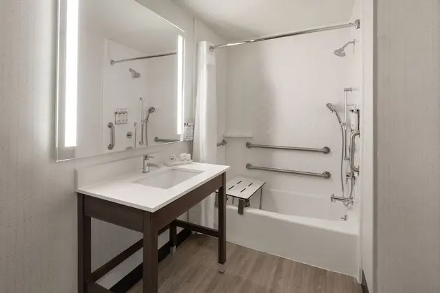 Standard Oda, 2 Büyük (Queen) Boy Yatak, Engellilere Uygun (Communication, Accessible Tub)