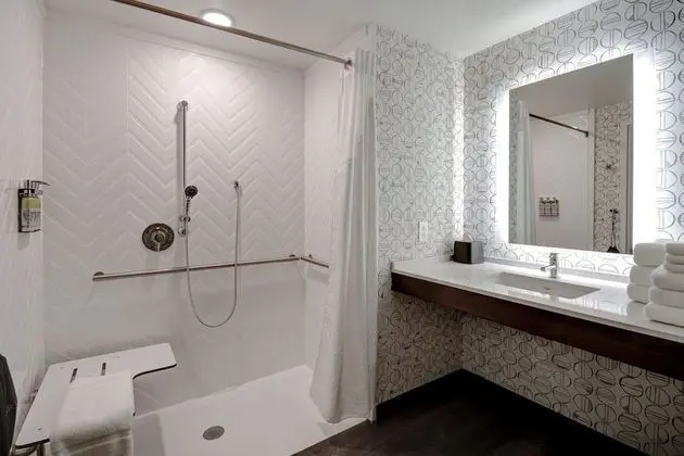 Premium Oda, 2 Büyük (Queen) Boy Yatak, Engellilere Uygun (Mobility Roll-In Shower)