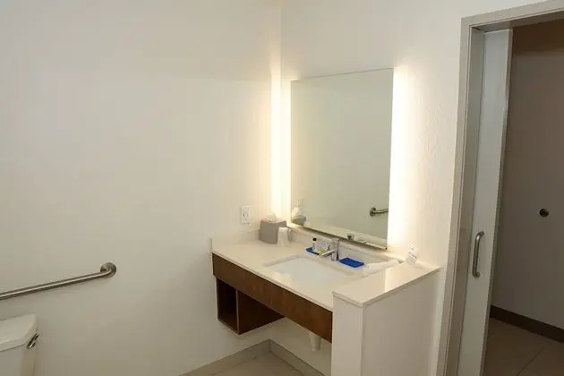 Oda, 1 En Büyük (King) Boy Yatak, Engellilere Uygun (Communication, Mobil Roll-In Shower)